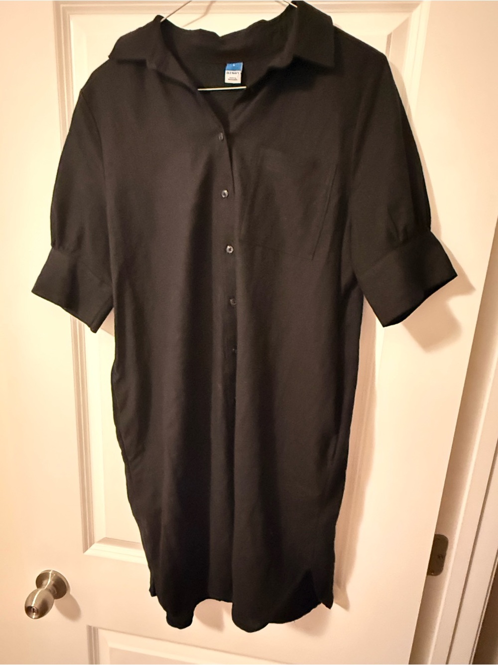 Men's Black Short-Sleeve Button-Up Shirt - Classic Collared Style